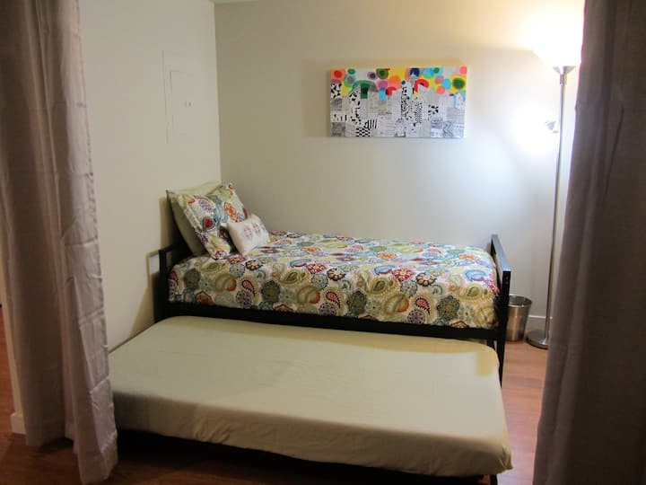 Zona e krevatit ditor me trung me perde pjesërisht të vizatuar (shiko fotografinë e planit të dyshemesë - hapësira është në të majtë të hyrjes)