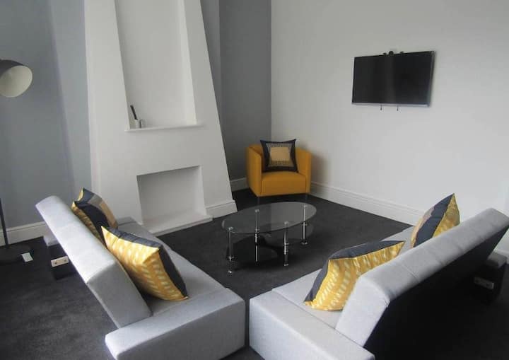Spacious Modern Two Storey Apartment Liverpool Flats for Rent in