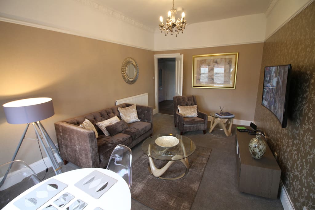LARGE LIVING ROOM