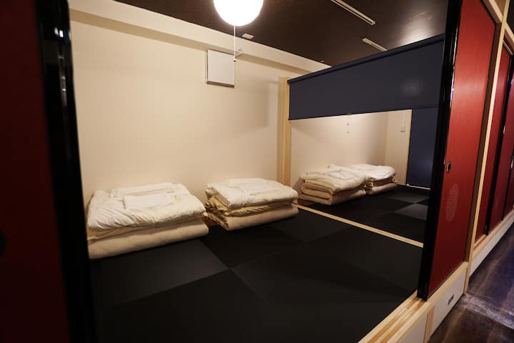 布団は各部屋最大3セット max 3 ensembles de futon dans chaque chambre.