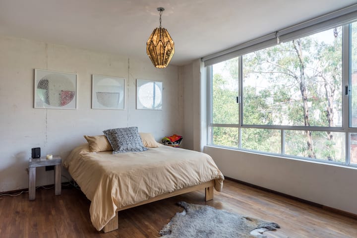 Toto je hlavná izba s vlastnou kúpeľňou. 