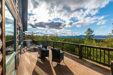 Beautiful Log Cabin w/ Gorgeous Views & Hot Tub