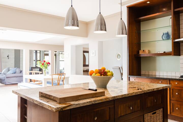 Large 6 bedroom home, ocean and mountain views. gallery image 5