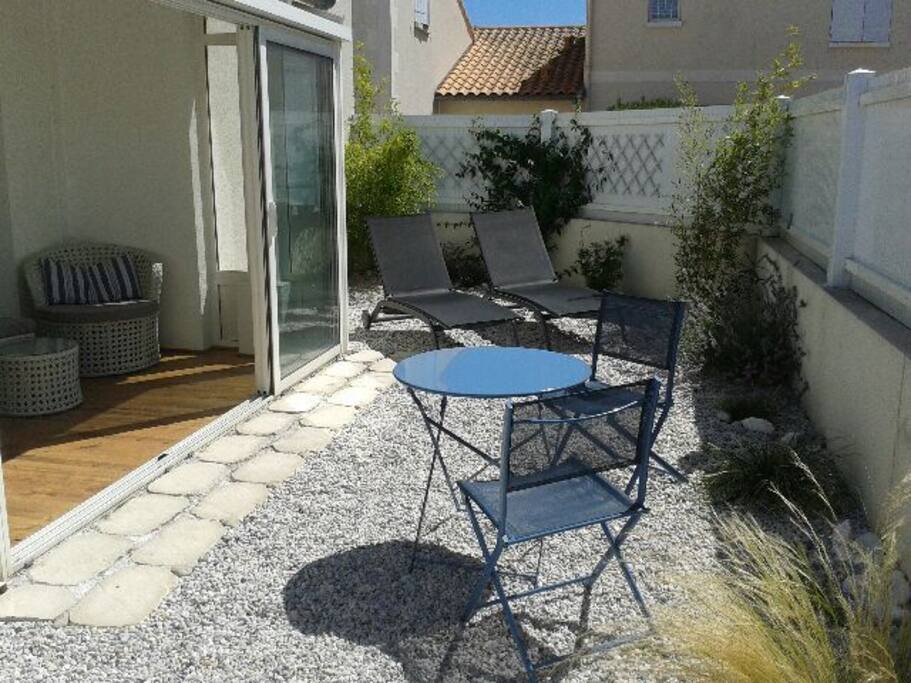 Le jardin au sud, on aperçoit la véranda
