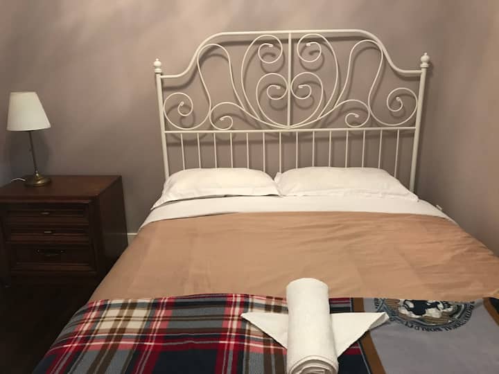 Queen size bed.