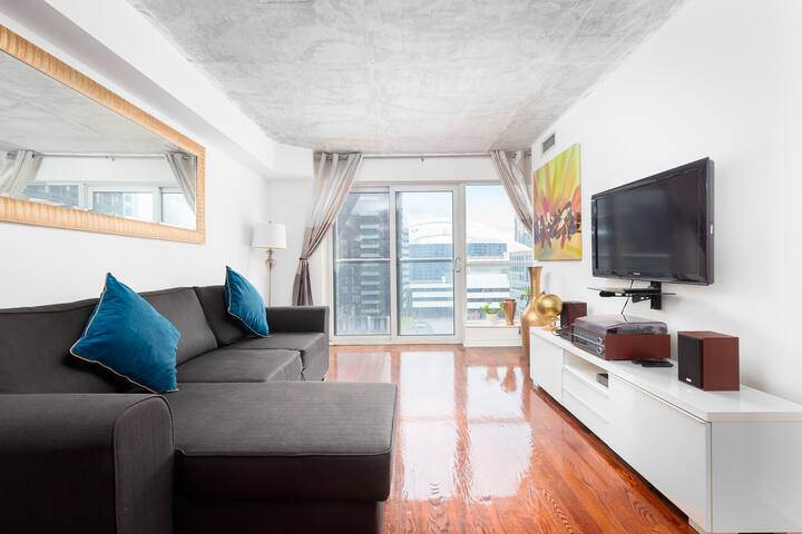 2BR Condo by CN Tower/ Rogers gallery image 2
