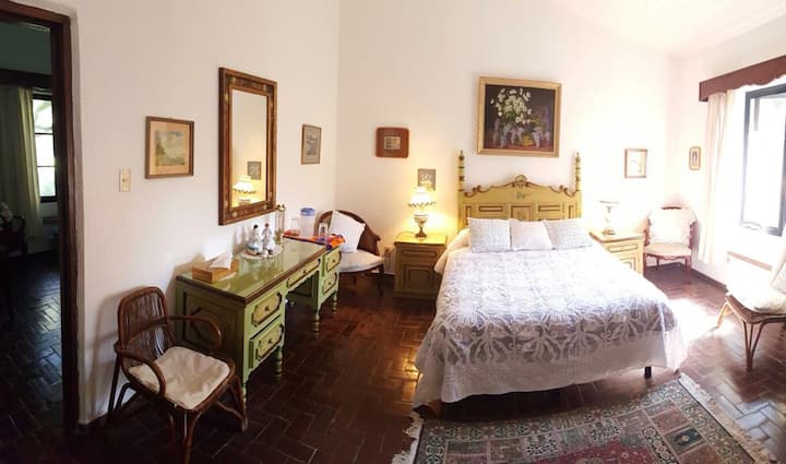 Спална соба 4. Оваа спална соба има брачен кревет (широк 150-179 см)