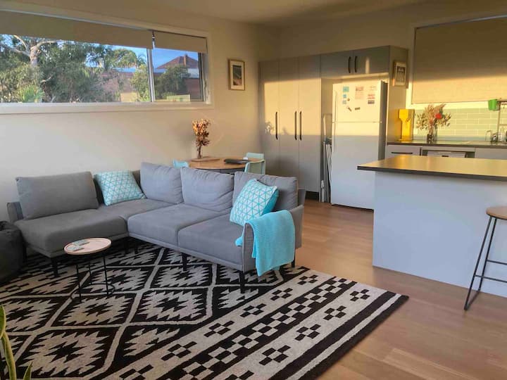 Bright & Spacious 1 Bed Granny Flat With Views - Merewether
