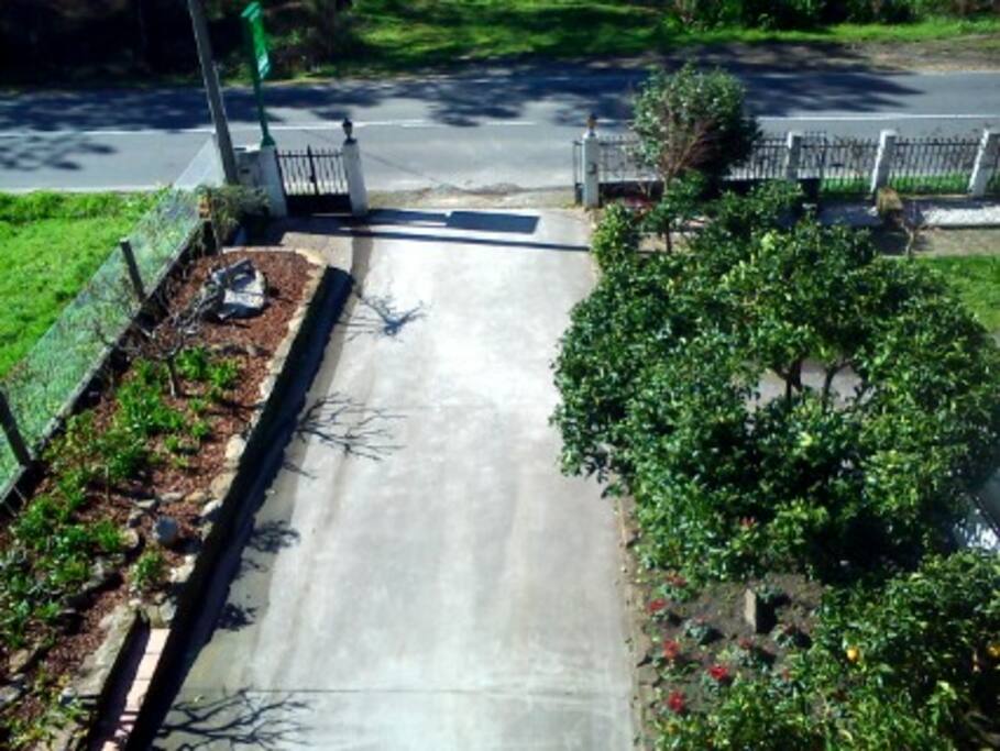 entrada y jardin