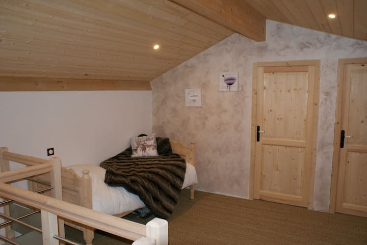 Izba 2 prispôsobiteľná podľa potrieb (možnosť 2 lôžok 90*190 alebo detská postieľka) 20 m ²