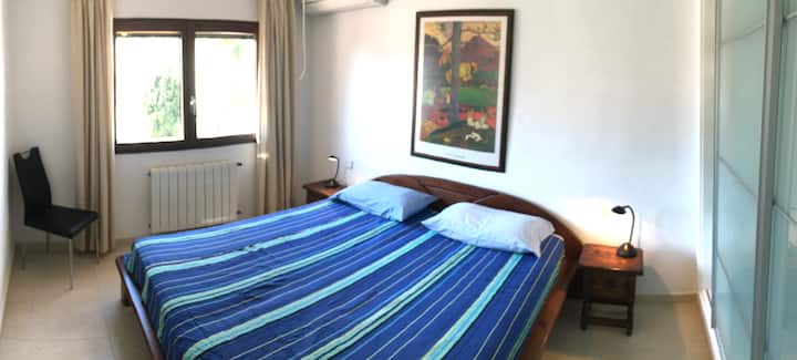 ห้องนอนพร้อมเตียงคิงไซส์ 180 x 200 ซม. ตู้เสื้อผ้าบิวท์อินเครื่องปรับอากาศพัดลมเพดานมุ้งลวดกันแมลงวัน