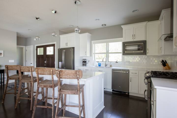 Beautiful Lake Home gallery image 4