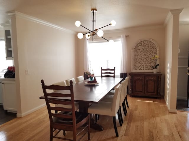 Entire house for families：Steps to the beach! gallery image 3