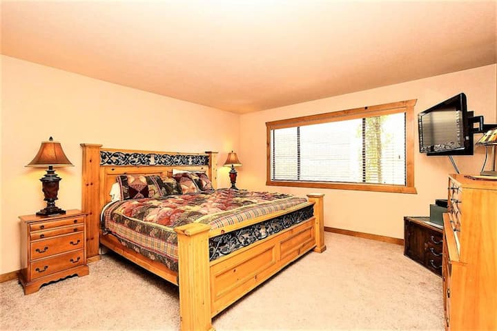 غرفة نوم ثانية في الطابق السفلي ، كينج مع تلفزيون