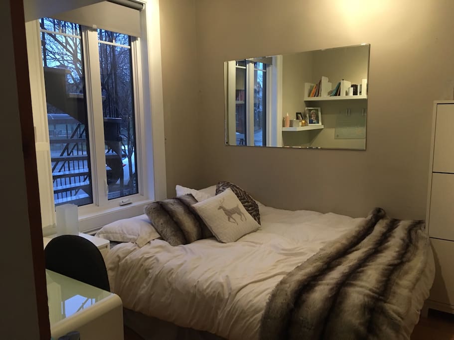 Grande Chambre avec beaucoup de rangement, bureau de travail et télévision.