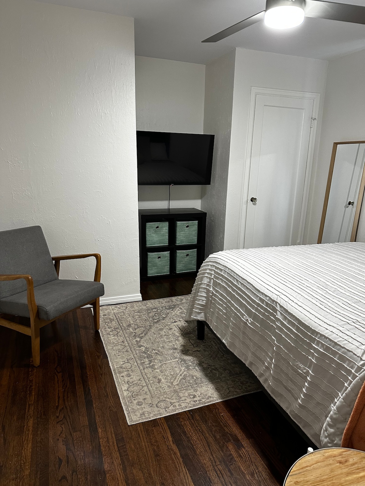 تحتوي غرفة النوم رقم3 على سرير بحجم ملكي وتلفزيون ذكي