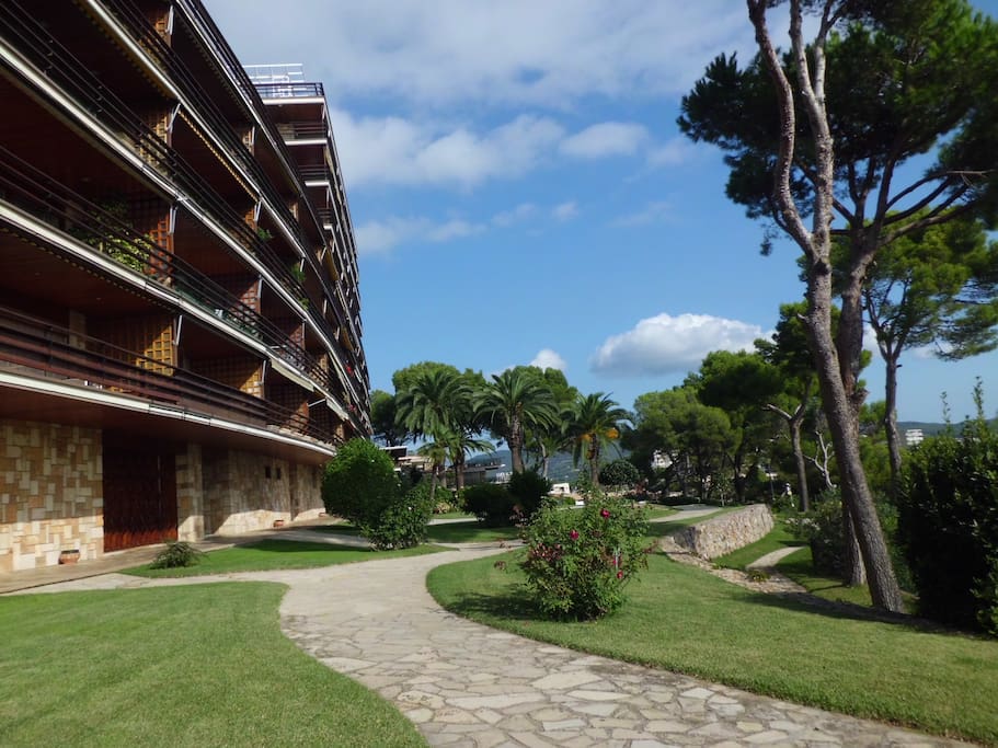 espace vert devant la residence front de mer