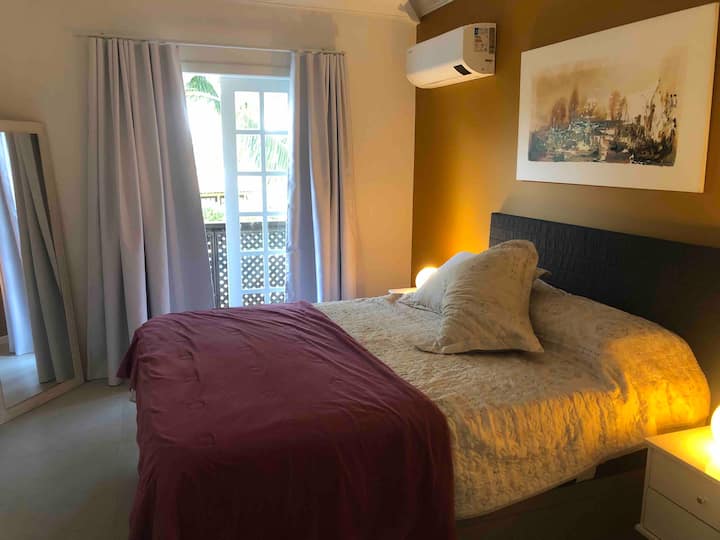 Ახლადგარემონტებული და გაფორმებული, ეს არის მთავარი აპარტამენტი (მეორე სართული). Გაყოფილი, Queen EMMA საწოლი, უშუქობა და სრული კომფორტი თქვენი დასვენებისთვის.