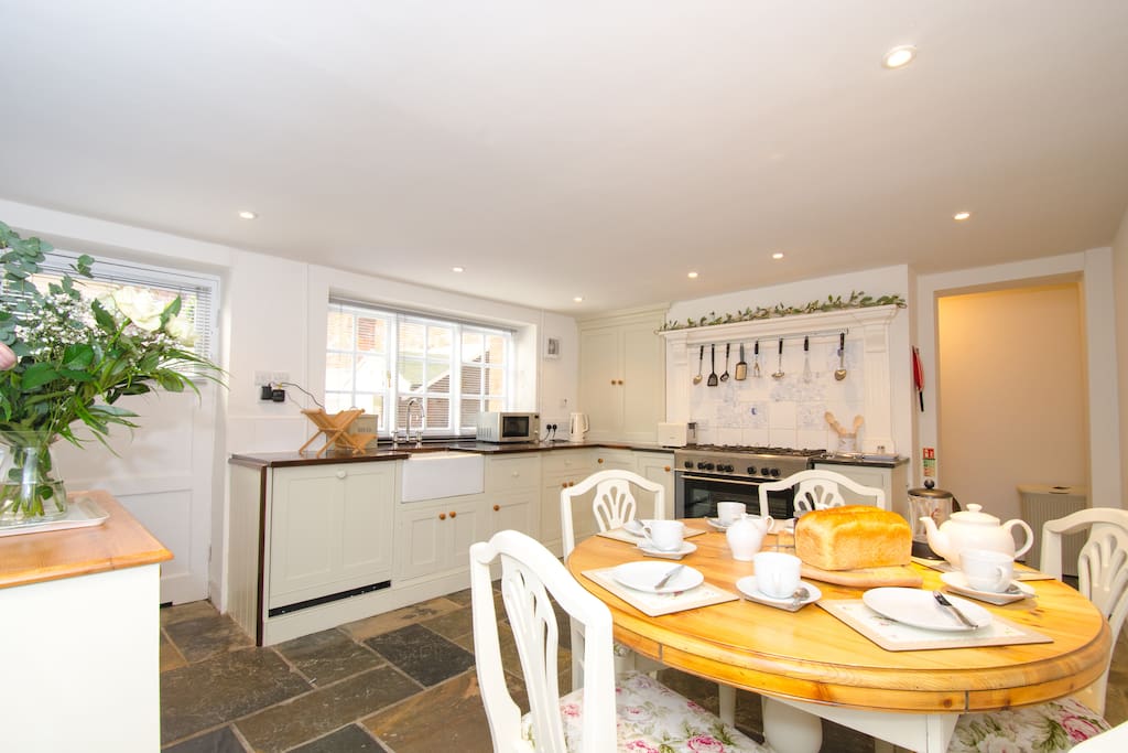 Kitchen diner. Cornish slate floor.