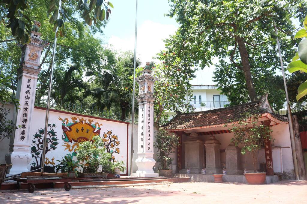 Hidden Golden Lotus Temple 1 minute walk