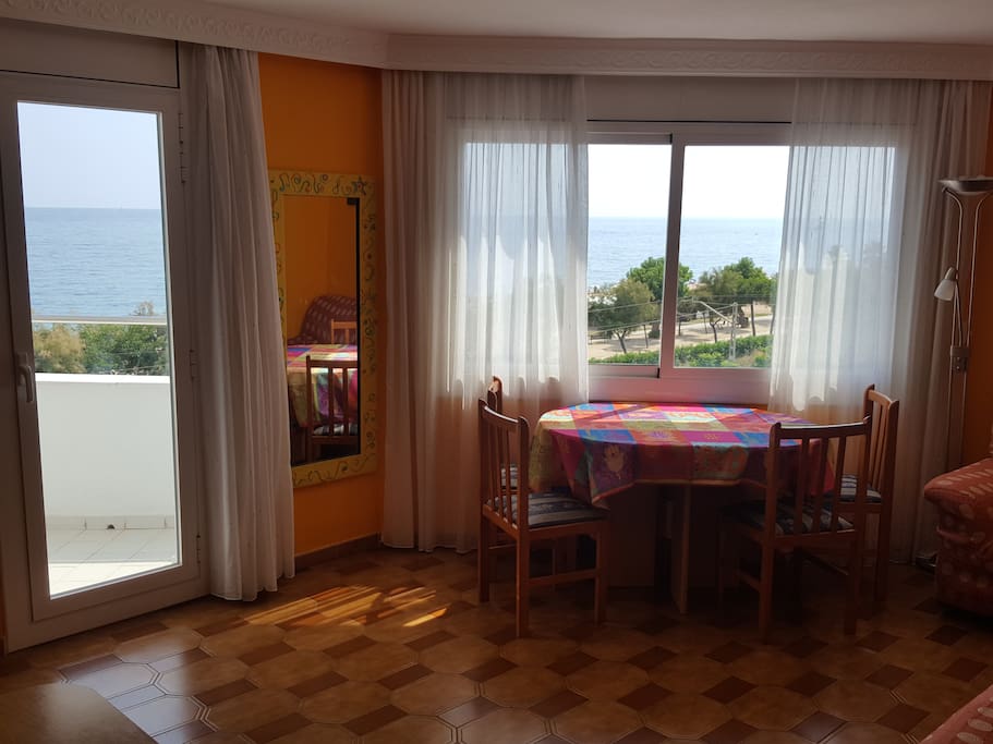 Salon comedor vistas al mar, dirección sur. Гостиная с видом на море, выходит на юг.