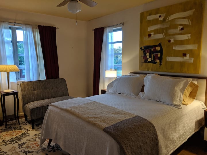 Tweede slaapkamer met queensize bed en luxe beddengoed.