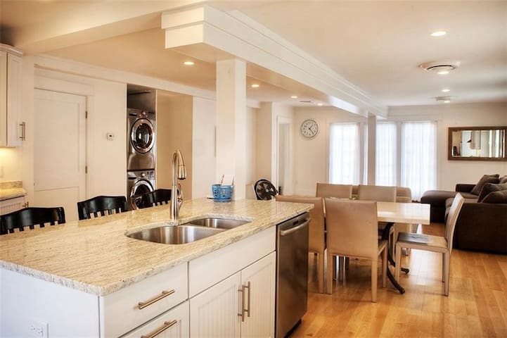 Peleg Barker House. Spacious & Family Friendly! gallery image 3