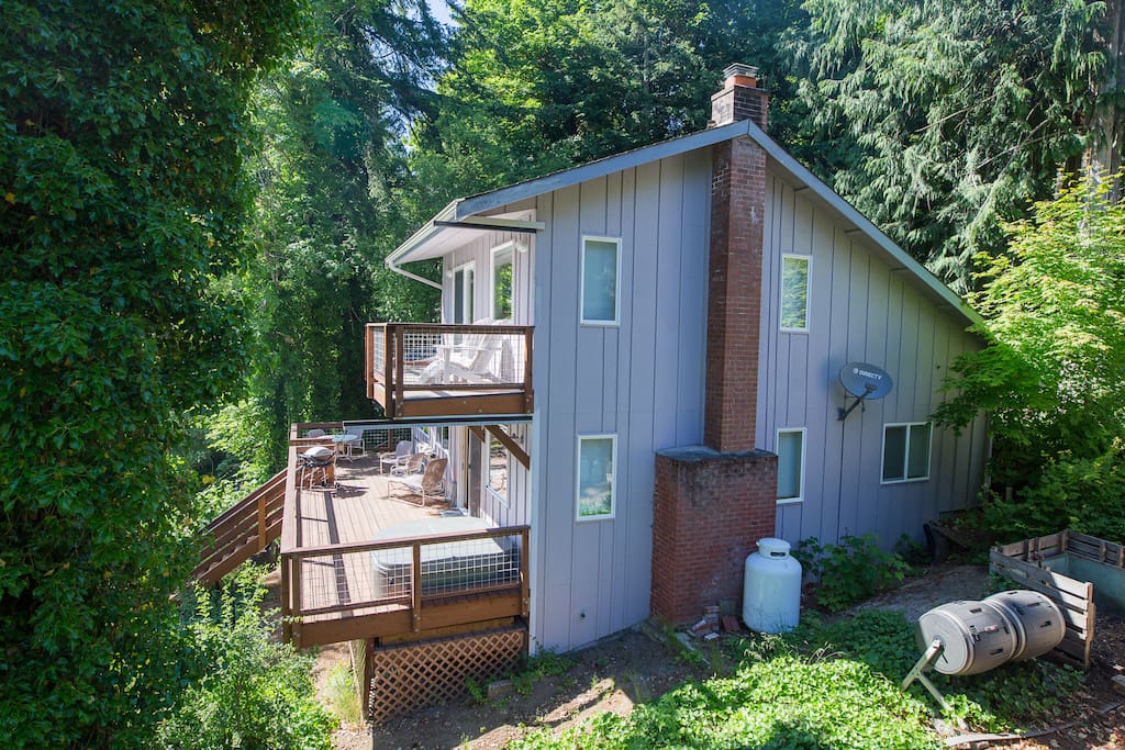 Side-view of house showing upstairs Master Suite balcony and Main Deck.