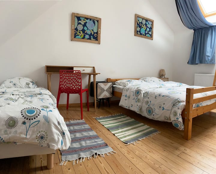 Голяма спалня, едно бюро, едно единично легло, едно двойно легло 