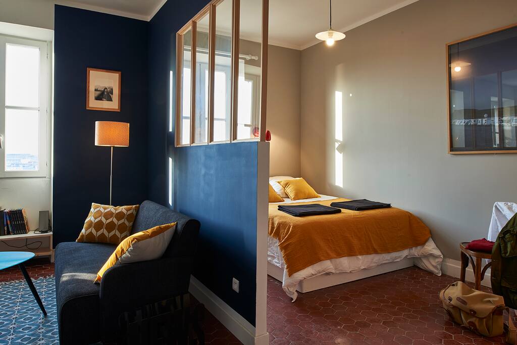 Pièce à vivre et chambre séparé