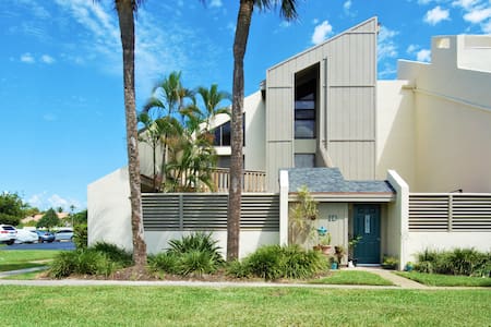 Beach house w/ Lrg Courtyard WALK TO JUPITER BEACH