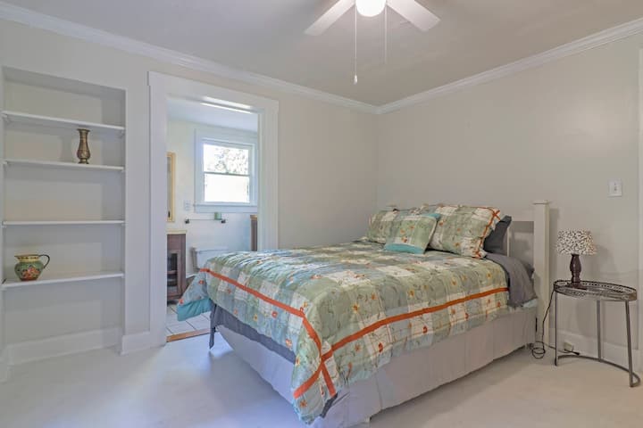 舒适宽敞的主卧室……硬木地板，配备全功能卫生间、浴缸和淋浴间。 自然光。壁橱空间。