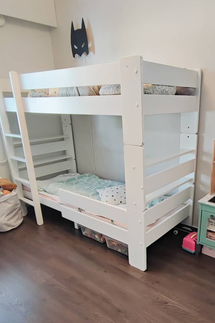 سرير بطابقين للأطفال 80 × 200. هناك أيضًا مرتبة منفصلة تبلغ 80 × 200. 
هناك الكثير من الألعاب والألعاب المختلفة للأطفال