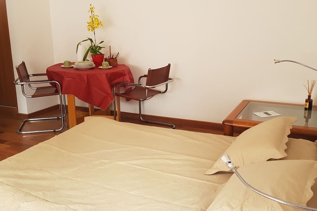 Suíte de casal muito simpática, com frigobar, micro-ondas, além de mesa de refeições com louças e talheres. Atenção e limpeza em todos os detalhes.
