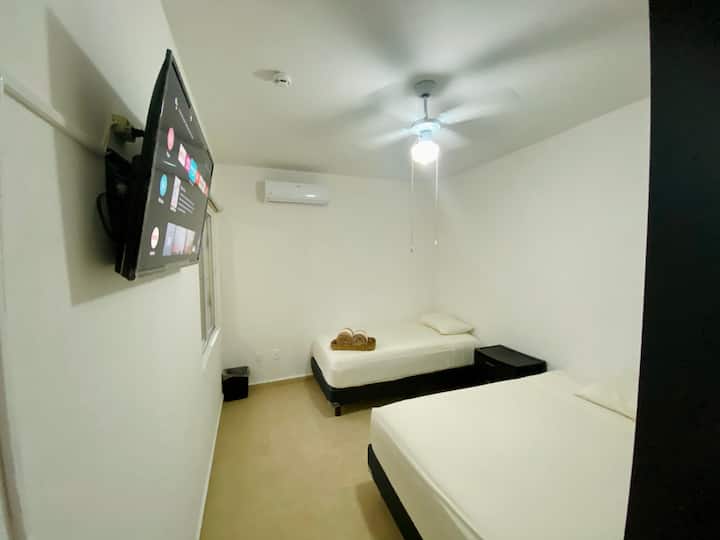 Соба 2 , еден брачен кревет и еден единечен кревет (3 лица) и двете соби имаат клима уреди, вентилатори, плакар и паметен телевизор. 