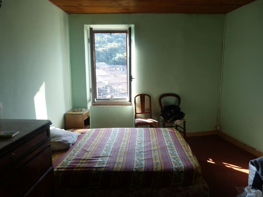 La Chambre : un lit 2 places (possibilité d'y ajouter un lit 1 place en cas de besoin).