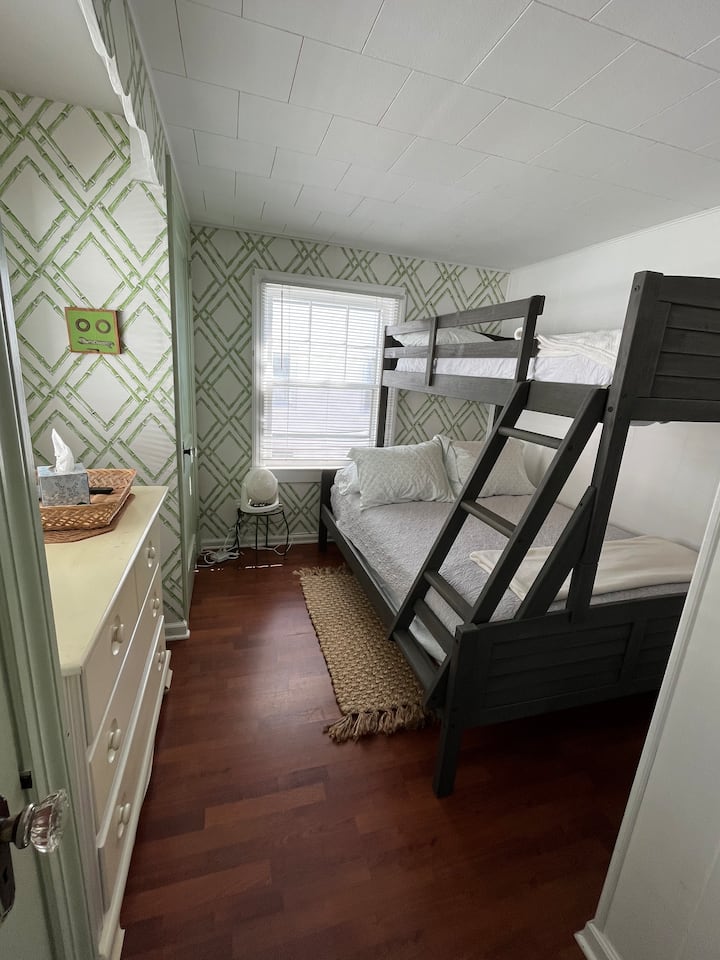 חדר שינה מס '2 - מיטה מלאה/מיטה זוגית למעלה, שידה, שני ארונות, יחידת מיזוג אוויר. 