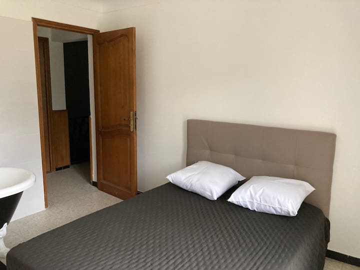 Habitación 5 con aire acondicionado con vistas a la terraza exterior.