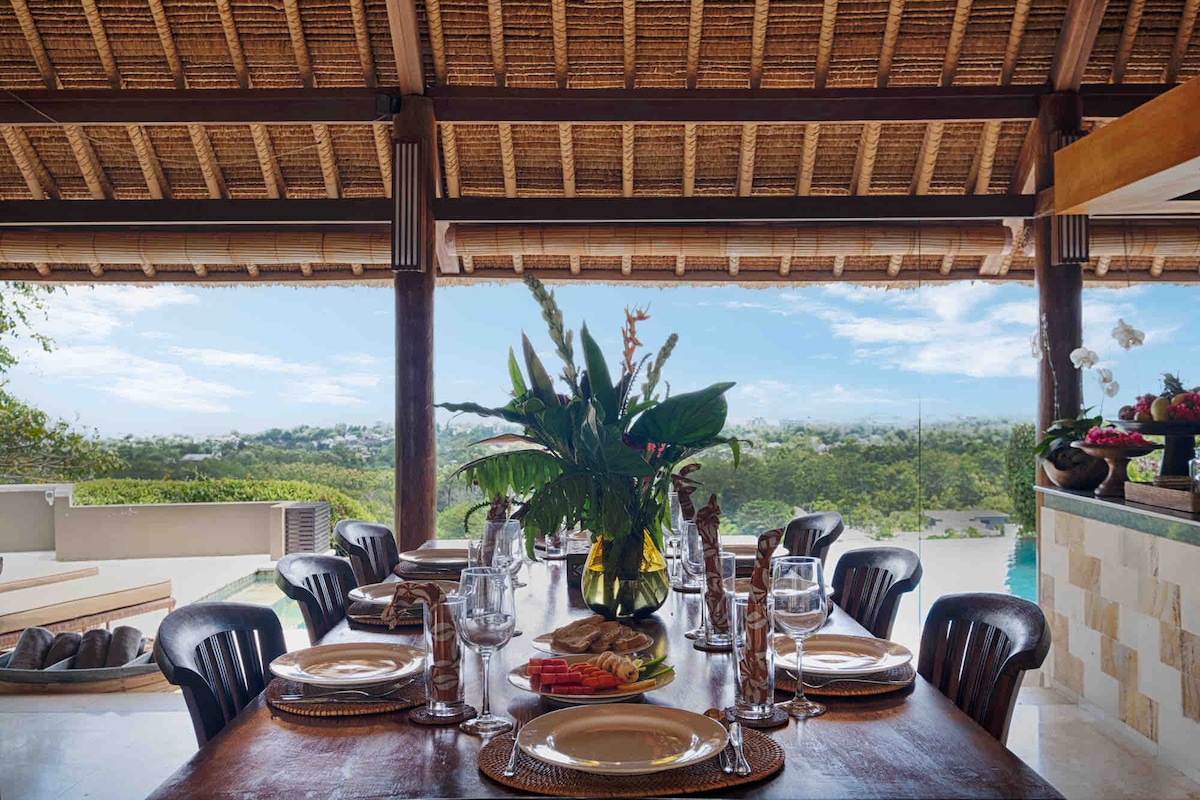 Villa in South Kuta · ★4.75 · 4 bedrooms · 6 beds · 2 baths, Airbnb karşılaştırması