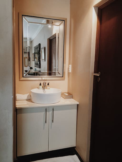 Beautiful contemporary style bathroom.