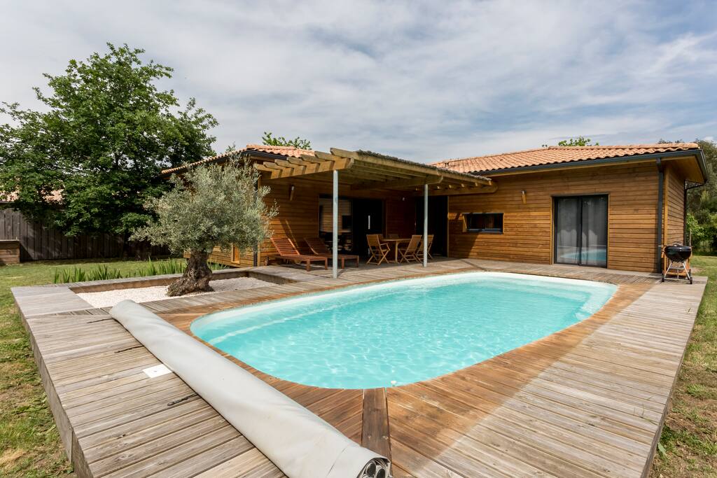 Piscine exposée plein sud, chauffée à 28°