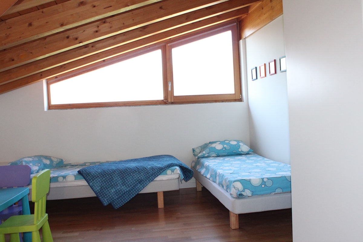 公寓楼上的三人间 