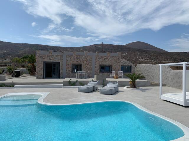 Villa Beltramo Santorini private pool villa gallery image 3