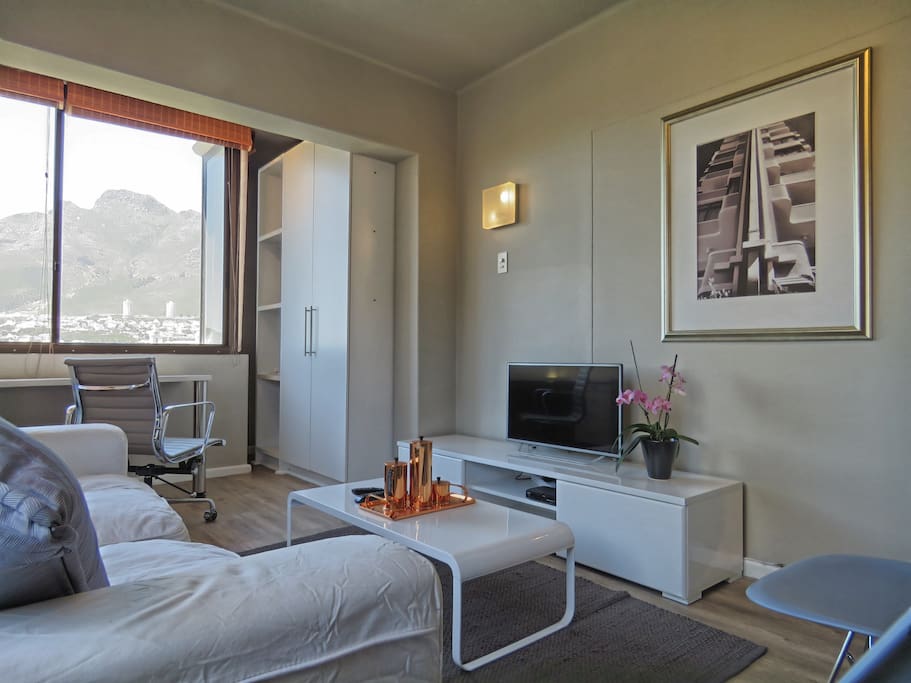 STATE-OF-THE-ART | Smart TV with Netflix + study desk with loads of plugs and mountain views