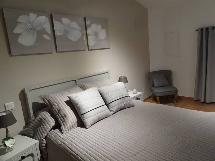 Manželská posteľ 140 X 190 cm s nočnými rukávmi