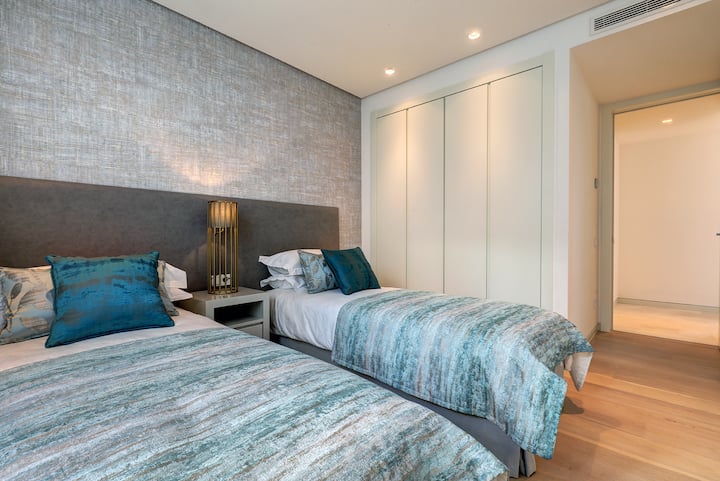 Slaapkamer (2x bed 80x210cm), met ingebouwde kledingkast. Aparte badkamer met wastafels & inloopdouche. 