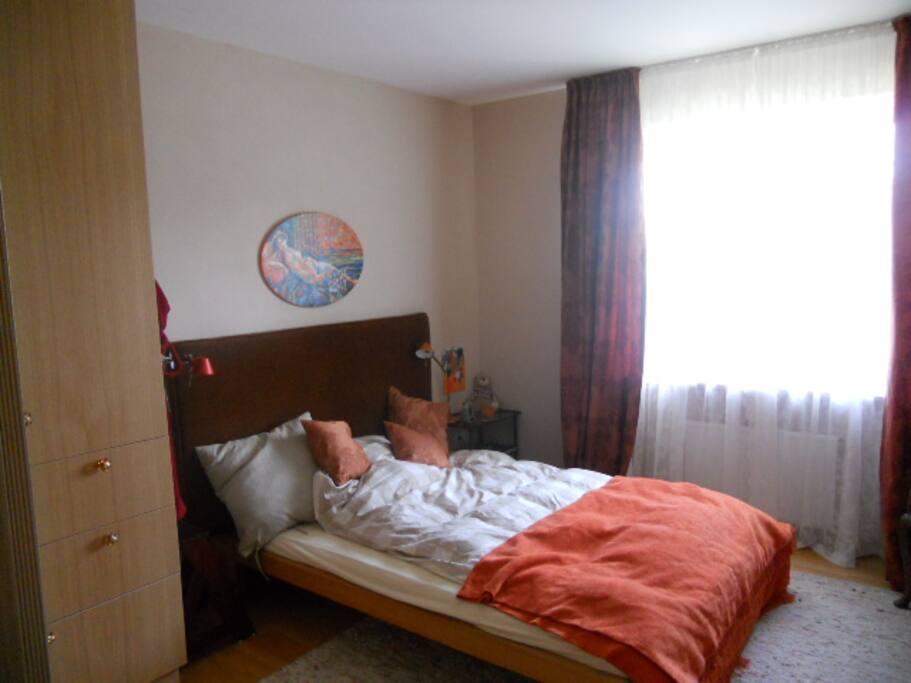 Schlafzimmer mit Morgensonne