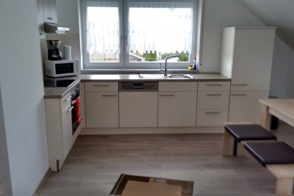 moderne Küche komplett mit Geschirr