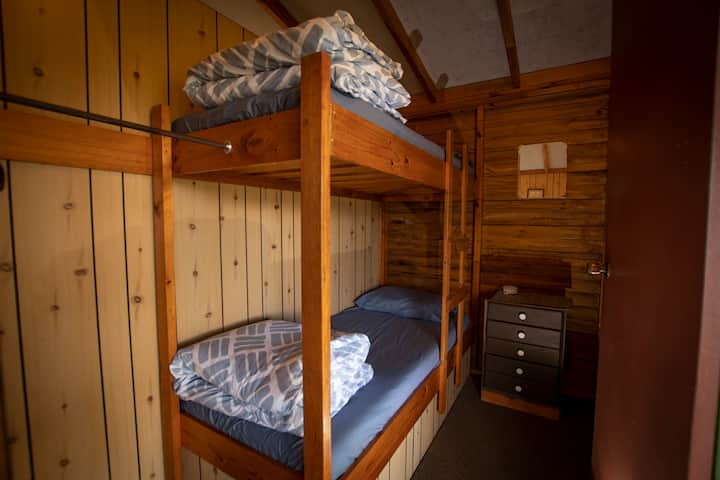 Soba na kat odvojena je od spavaće sobe s bračnim krevetom i dnevnog boravka.