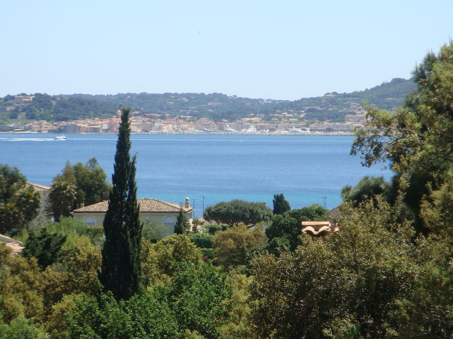 Vue sur Saint Tropez et la baie des 3 chambres de l'étage